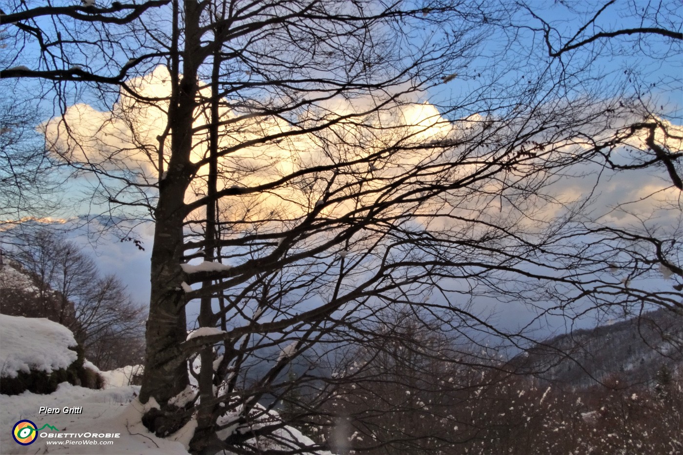 94 Dal Passo di Grialeggio in discesa alle Foppelle nella luce e nei colori del tramonto.JPG